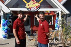 Cebrail und Hassan Cali (v. lks.) freuen sich darauf ihre Gäste in ihrem Dönerparadies am Strand begrüßen zu können.