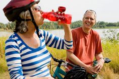 Wer im Sommer draußen aktiv ist, sollte viel trinken und darauf achten, sich bei Hitze nicht zu überlasten. Foto: DJD/Hermes/Charles Gullung
