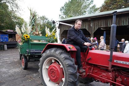 Der herbstlich geschmückte Erntewagen führte die Prozession von der Kirche zum Museumshof.