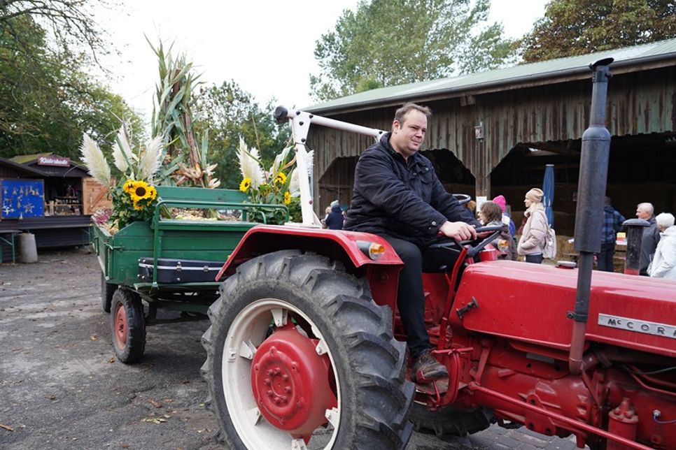Der herbstlich geschmückte Erntewagen führte die Prozession von der Kirche zum Museumshof.