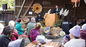 Pastor Hans Hillmann gestaltete den Gottesdienst rund um die Brotsegnung auf dem Museumshof.