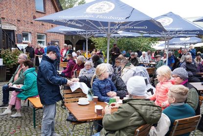Während der Brotsegnung verteilten die Mitglieder des Feuerwehrmusikzugs Schönwalde Brot an die Zuschauenden.