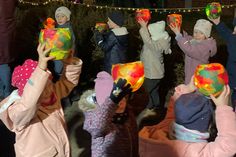 Den Höhepunkt setzten natürlich die Kinder, als sie mit ihren selbst gebastelten, bunten Lichtern und Laternen die Bühne betraten.