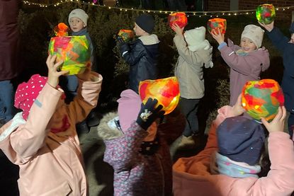 Den Höhepunkt setzten natürlich die Kinder, als sie mit ihren selbst gebastelten, bunten Lichtern und Laternen die Bühne betraten.