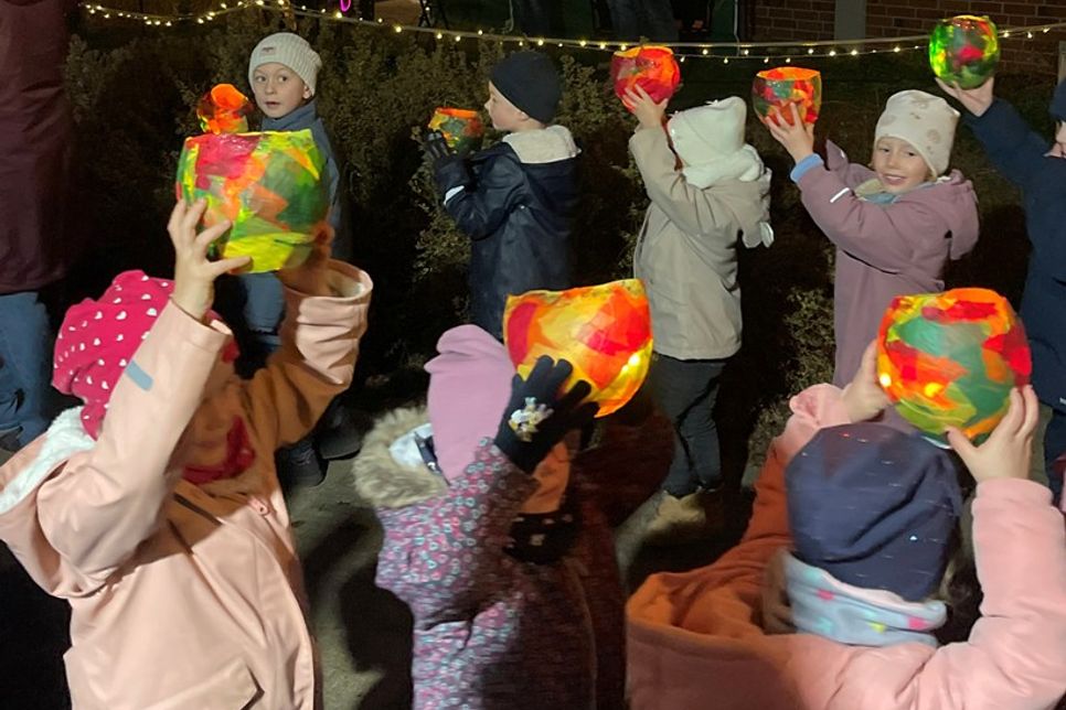 Den Höhepunkt setzten natürlich die Kinder, als sie mit ihren selbst gebastelten, bunten Lichtern und Laternen die Bühne betraten.