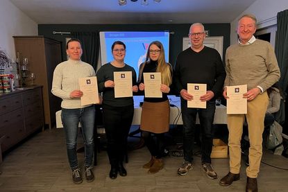 Die anwesenden Jubilare Merle Riewesell, Ann-Sophie Theede, Doris Brüggemann, Jörg Boyens und Frank Brockmann.