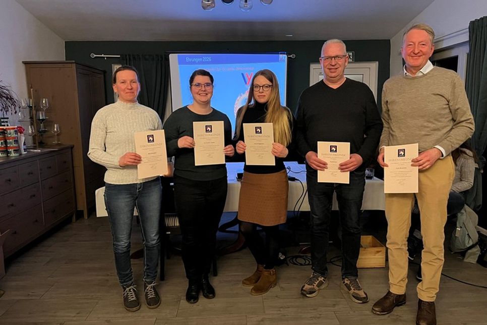 Die anwesenden Jubilare Merle Riewesell, Ann-Sophie Theede, Doris Brüggemann, Jörg Boyens und Frank Brockmann.