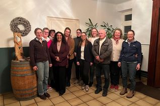 Erweiterter Vorstand mit Hilke Schattner, Britta Specht (Reitwart), Sylvia Parplies (Kassenwart), Stephanie Siegler (1. Vorsitzende), Marie Cécile von Hertzberg (1. stellvertretende Vorsitzende), Nicole Wieske (Beisitzerin), Anneke Hanßen (Jugendwart), Stefanie Frahm (Kassenprüferin), Ingo Bekaan (2. stellvertretender Vorsitzender), Susanne Waechter (Schriftführer) und Nicole Ehlert (Beisitzer) (v. lks.).