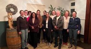 Erweiterter Vorstand mit Hilke Schattner, Britta Specht (Reitwart), Sylvia Parplies (Kassenwart), Stephanie Siegler (1. Vorsitzende), Marie Cécile von Hertzberg (1. stellvertretende Vorsitzende), Nicole Wieske (Beisitzerin), Anneke Hanßen (Jugendwart), Stefanie Frahm (Kassenprüferin), Ingo Bekaan (2. stellvertretender Vorsitzender), Susanne Waechter (Schriftführer) und Nicole Ehlert (Beisitzer) (v. lks.).