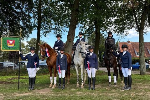 Marlene Schwerin, Rieke Ruttig, Jule Gatzert, Mia Schnack, Leonie Althaus, Lana Siegel, Vanessa Ruttig (v. re.).