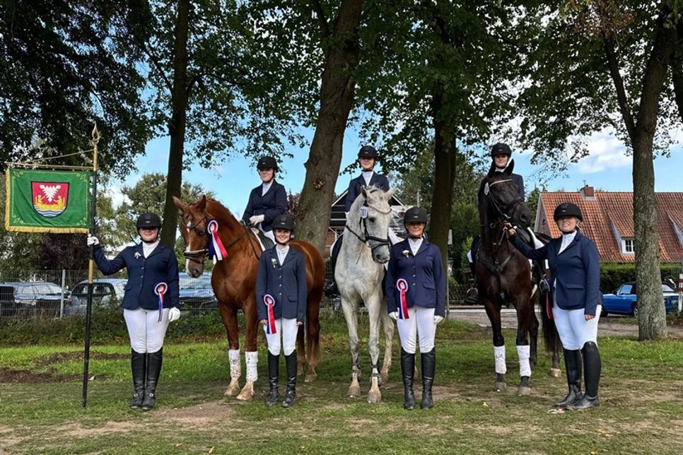 Marlene Schwerin, Rieke Ruttig, Jule Gatzert, Mia Schnack, Leonie Althaus, Lana Siegel, Vanessa Ruttig (v. re.).
