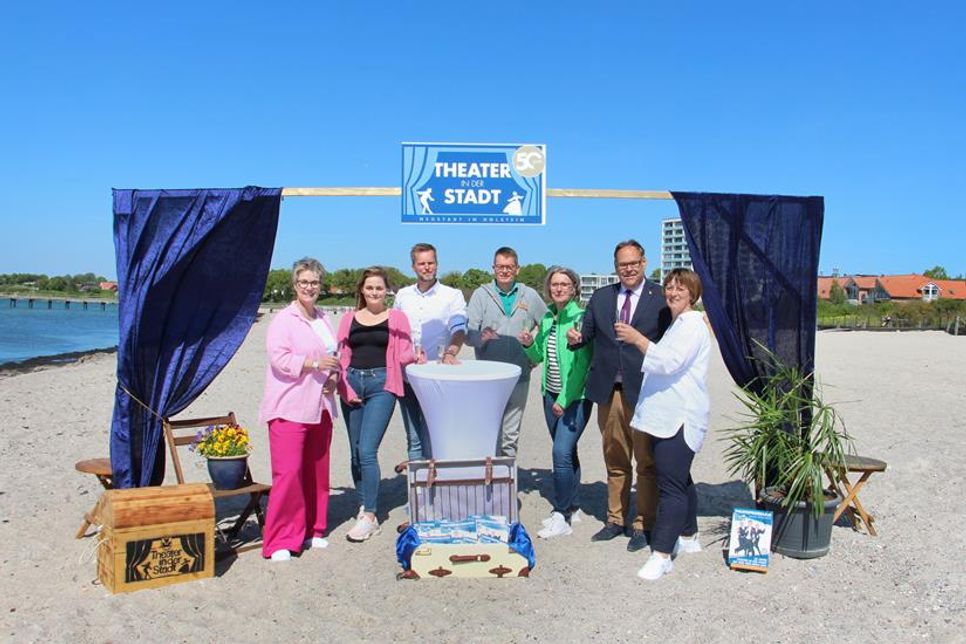 Beate Weidemann (v. re.) vom Kultur-Service und Bürgermeister Mirko Spieckermann mit den Theaterpaten, vertreten durch Bernhild Stegemann (Stadtwerke Neustadt in Holstein), Jan Hering (Markt-Apotheke), Till Muchow und Jenny Beyer-Klug (der reporter) sowie Kirsten Köhn (eska).