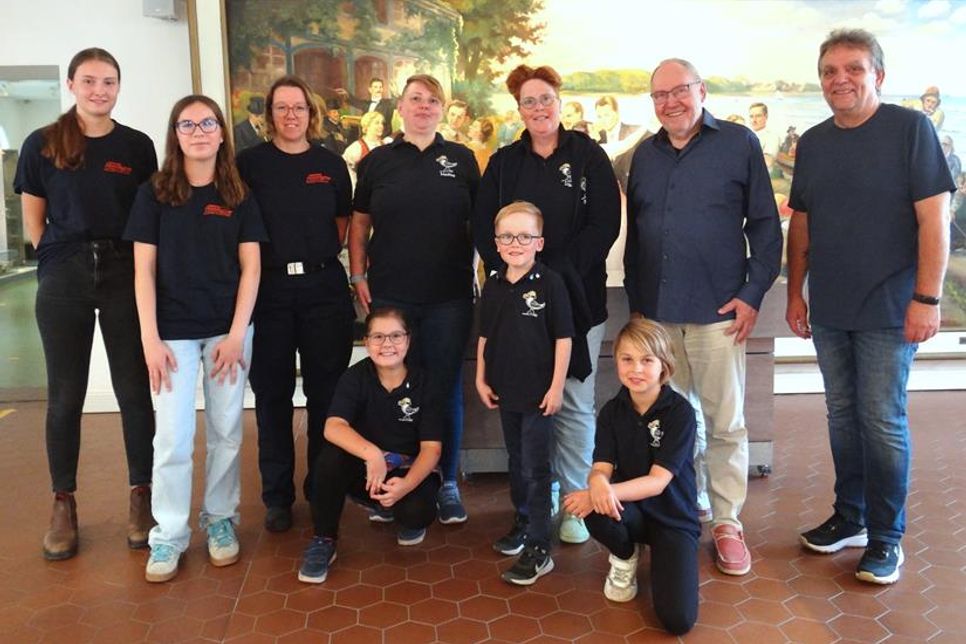 Die Ausstellungsplaner Thomas Schwarz und Norbert Kahl mit den Ausbilderinnen Silke de Paola, Nadine Herrmann und Ina Hilbert sowie Vertretern der Jugendfeuerwehr (hi. v. re.) und Mitgliedern der Kinderfeuerwehr.