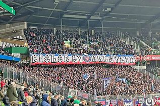 Starker Support: Die Kieler Fan-Kurve im Bremer Weser Stadion.