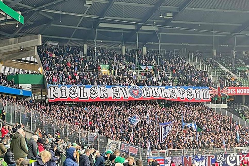 Starker Support: Die Kieler Fan-Kurve im Bremer Weser Stadion.