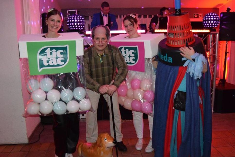 Die prämierten Kostüme: TicTacs, ein Wischmop und ein alter Herr.