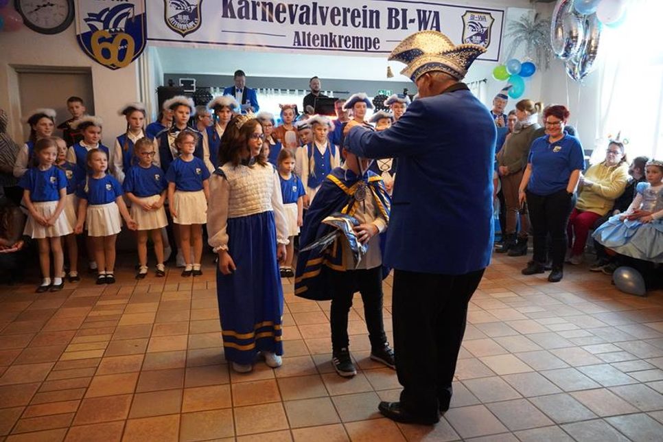 Das Kinderprinzenpaar erhält die Orden.