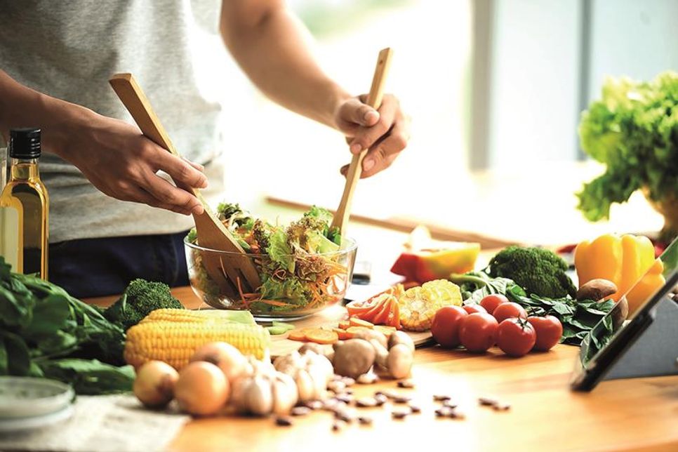 Eine vollwertige und basische Ernährung spielt die zentrale Rolle bei der Osteoporose-Vorbeugung.