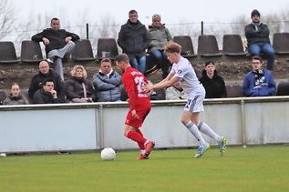 Simon Broszeit (links) schirmt den Ball geschickt gegen den Heider Angreifer ab.