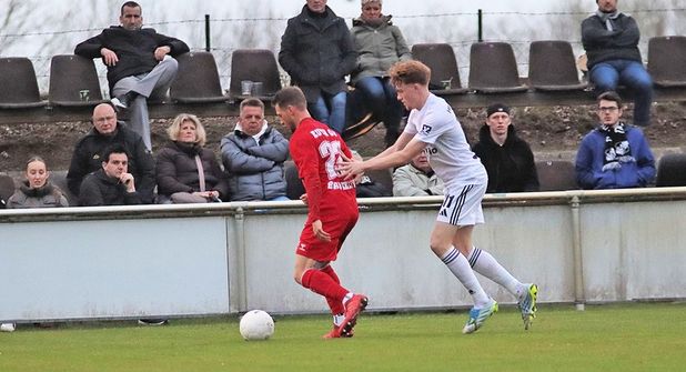 Simon Broszeit (links) schirmt den Ball geschickt gegen den Heider Angreifer ab.