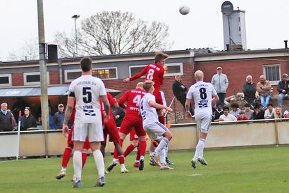 Paul Kuszak (Nummer 8) köpft den Ball wuchtig aus der Gefahrenzone.