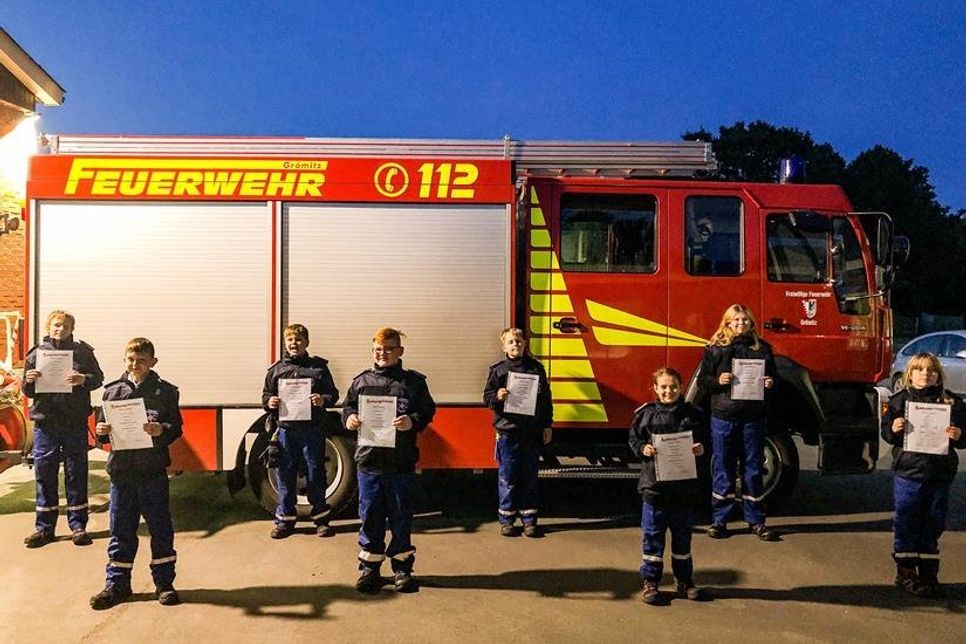 Nicht nur 8 Jugendflammen Stufe 1 haben sich alle Bewerber verdient, sondern auch eine neue Dienstjacke mit neuem Logo der Jugendfeuerwehr Grömitz.