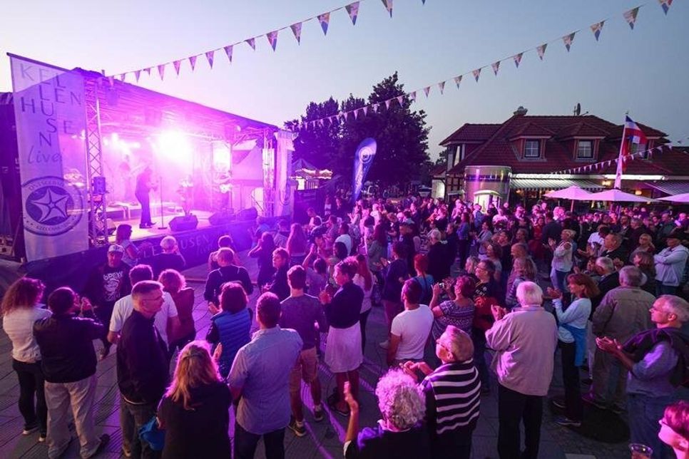 Himmelfahrt in Kellenhusen: Rund um die Seebrücke Livemusik und leckeres Essen genießen.