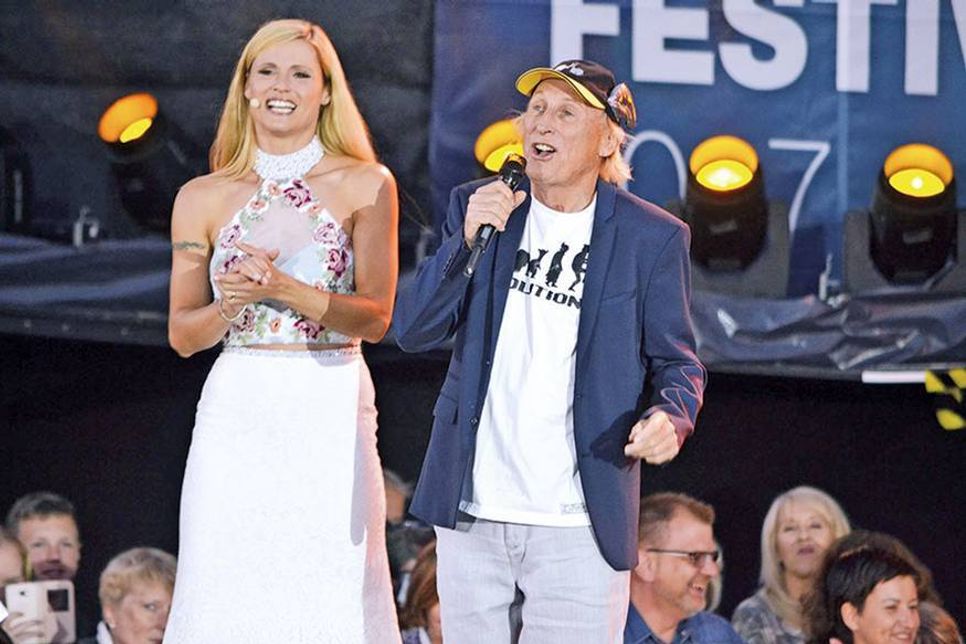 BU1: Moderatorin Michelle Hunziker mit Otto Waalkes bei der Aufzeichnung des grossen Sommer-Hit-Festivals fürs ZDF in Timmendorfer Strand. Foto: René Kleinschmidt