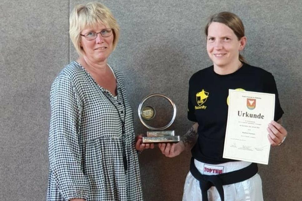 Anett Virsnitis (lks.) übergibt die Auszeichnung „Sportlerin des Jahres 2022“ an Nadine Vranken.