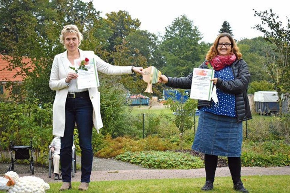 Das Projekt „Der Garten als Lebenswelt – Ein Sinnes-Mustergarten für Menschen mit und ohne Demenz“ beim Haus am Klostergarten in Preetz wurde im Rahmen eines Sonderwettbewerbes der Vereinten Nationen ausgezeichnet. Einrichtungsleiterin Susanne Sielaff-Untiedt (li.) und Anne Brandt vom schleswig-holsteinischen Kompetenzzentrum Demenz nahmen die Auszeichnung entgegen