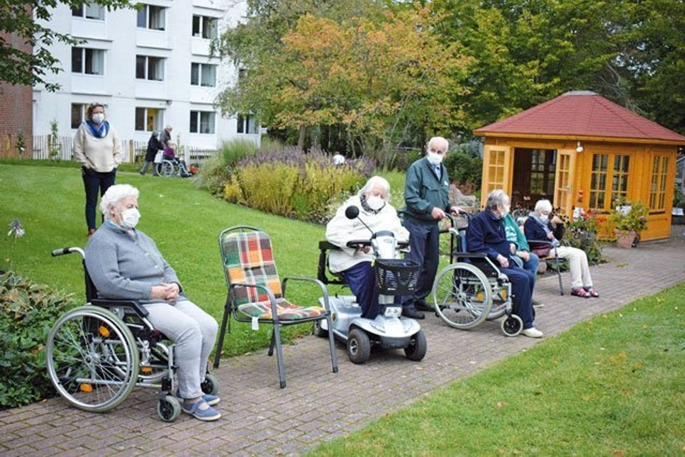 Bewohner, Angehörige und Mitarbeiter nutzen den Sinnes-Mustergarten ausgiebig – ist er doch in der aktuellen Corona-Lage ein wichtiger Raum für Begegnungen