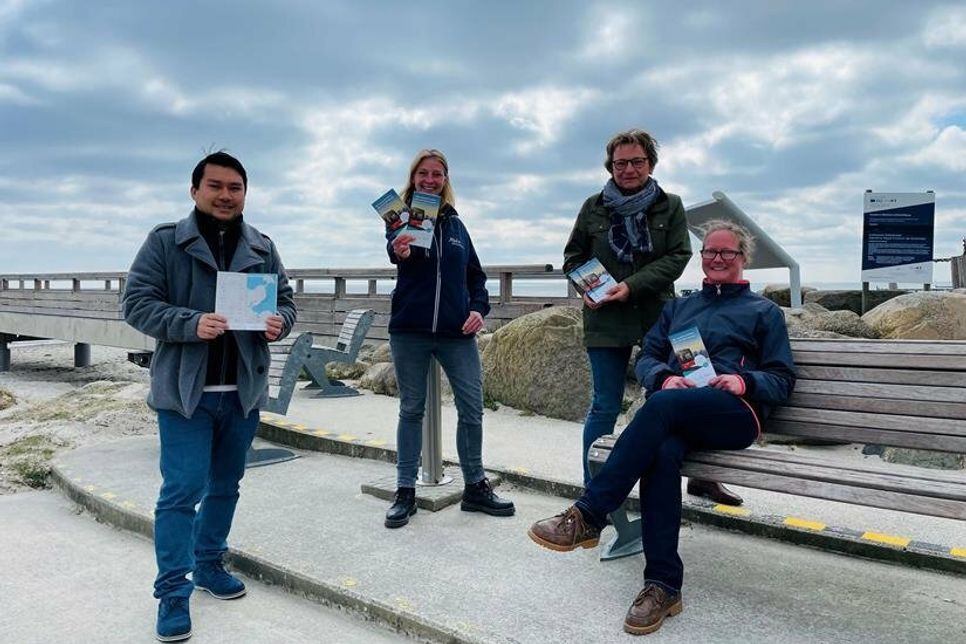 Der neue Flyer zur günstigen Mobilität mit der ostseecard wurde auf der Seebrücke in Kellenhusen vorgestellt.