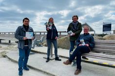 Der neue Flyer zur günstigen Mobilität mit der ostseecard wurde auf der Seebrücke in Kellenhusen vorgestellt.