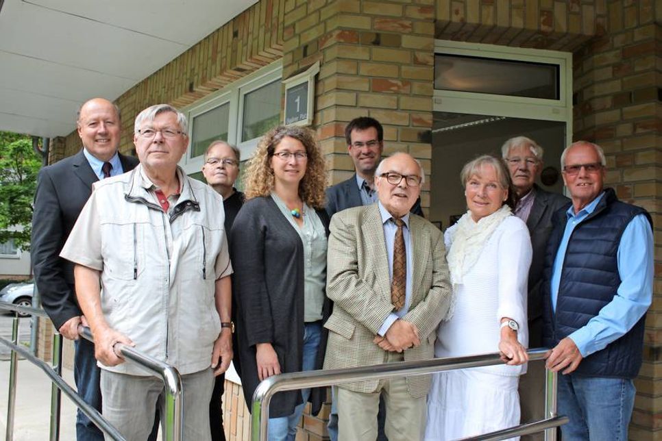 Die Nutzer der Beratungs- und Begegnungsstätte am Berliner Platz mit stellvertretendem Bürgermeister Friedrich-Karl Kasten (lks. hi.) und Amtsleiter Klaas Raloff vom Amt für gesellschaftliche Angelegenheiten (5. v. re.).