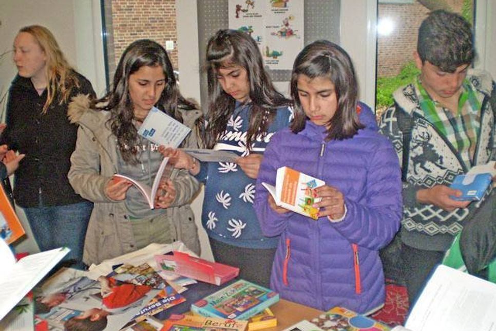 Die Geschwister Yara (17), Duna (16),, Memar (12) und  Jewan (15) aus Syrien vertiefen sich in das von der Bücherei-Zentrale Schleswig-Holstein zur Verfügung gestellte  Material für den Sprachunterricht. (v.l.n.r.)