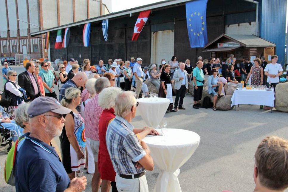 Zahlreiche Besucher verfolgten die Eröffnung des Bildhauer-Symposiums am Hafen.
