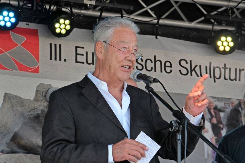 Schirmherr der Skulpturen-Triennale  Björn Engholm.
