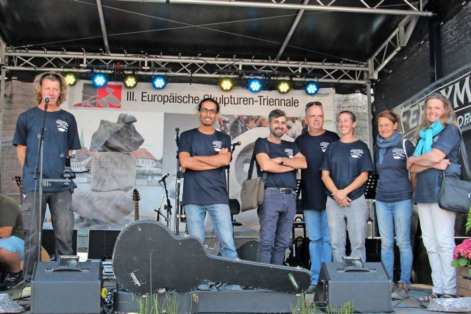 Dr. Jo Kley stellte die Künstler vor: Tareq Alghamian (Syrien/Deutschland), Antonis Myrodias (Griechenland), Christoph Traub (Deutschland), Julie Glaspy (Kanada) Francesca Bernadini (Italien) und Karin van Ommeren (Niederlande) (v. lks.)