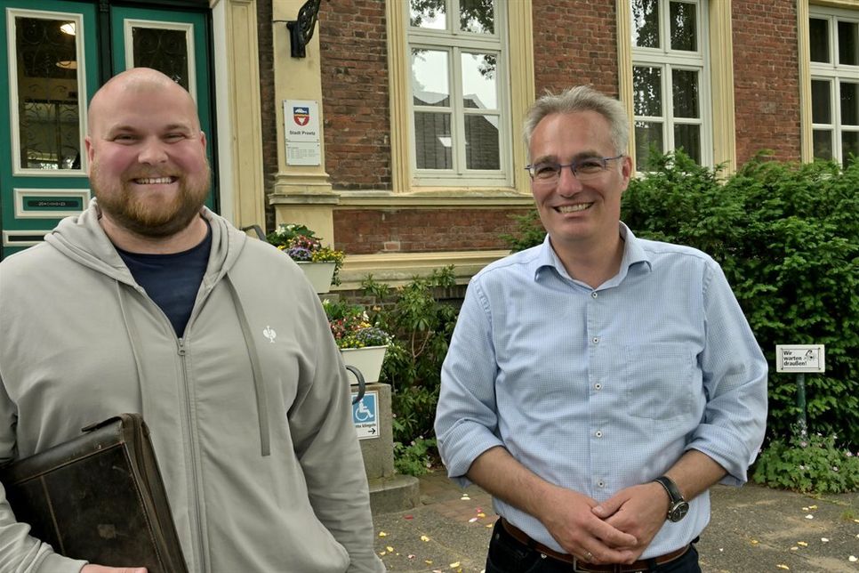 Patrick Schlüter, Inhaber der Firma Elektro Jessen, und Bürgermeister Tim Brockmann werben für die aktuellen Informationsangebote zum Thema Klimaneutralität.