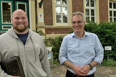 Patrick Schlüter, Inhaber der Firma Elektro Jessen, und Bürgermeister Tim Brockmann werben für die aktuellen Informationsangebote zum Thema Klimaneutralität.