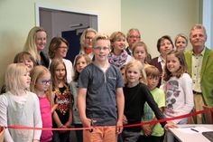 Klaas Scharf aus der Klasse 4a schnitt die obligatorische Schleife durch und übergab den Computerraum offiziell seiner Bestimmung.