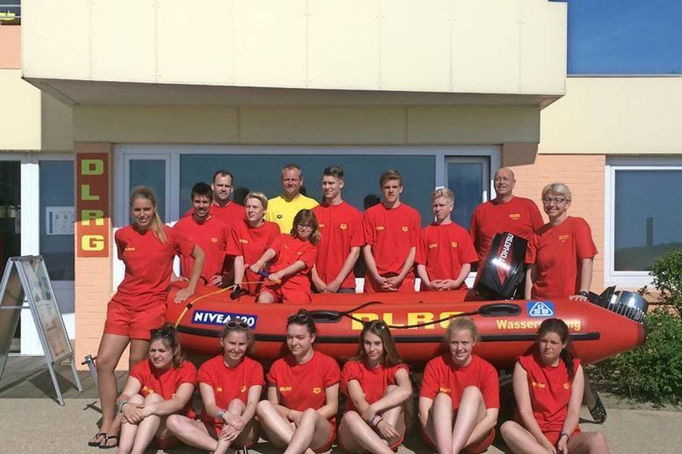 Die Schüler der Johannesschule Meppen beim Ostseepraktikum mit Schul- und Wachleiter Georg Jansen (hinten, 2.v.r.) und dem Team der Wasserretter in Kellenhusen.