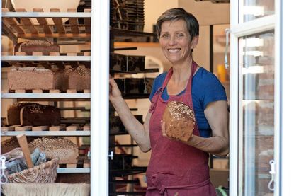Die Brote und Brötchen werden aus dem hofeigenen Getreide gebacken.