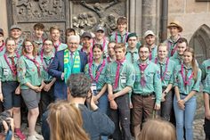 Bundespräsident Frank-Walter Steinmeier mit Gemeindepfadfindern aus Ascheberg vor dem Portal der Sebalduskirche in der Altstadt von Nürnberg.