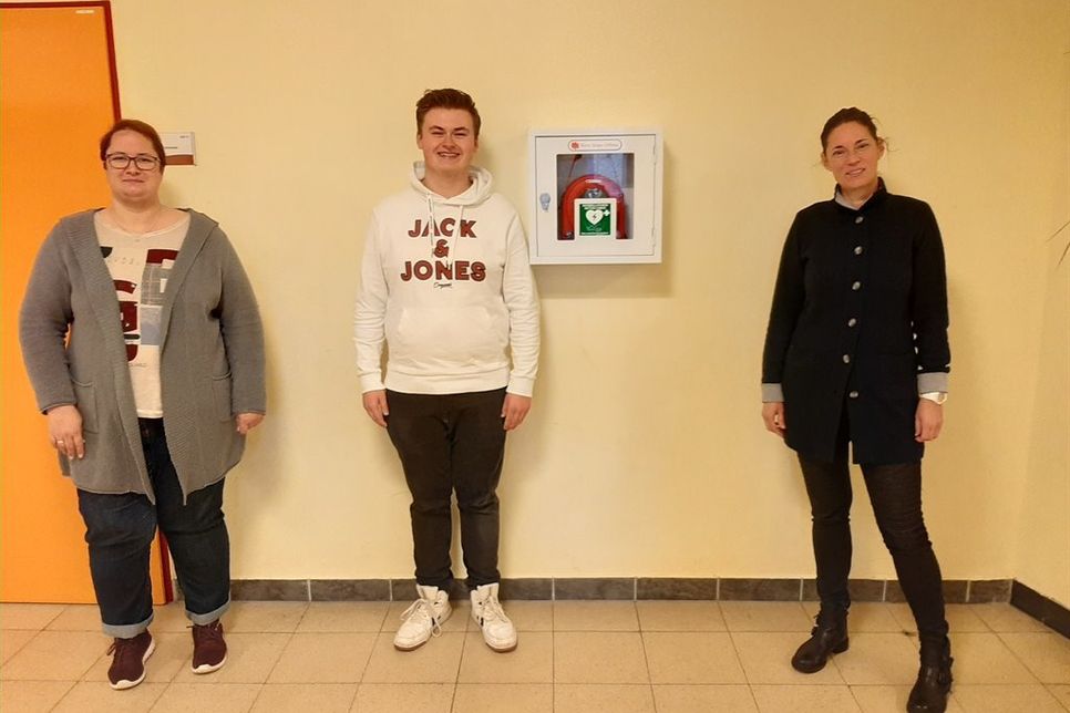 Bei der Übergabe: Nicole Paustian, 1. Vorsitzende Förderverein, Johannes Kempe und Schulleiterin Angela Haar (v. lks.).