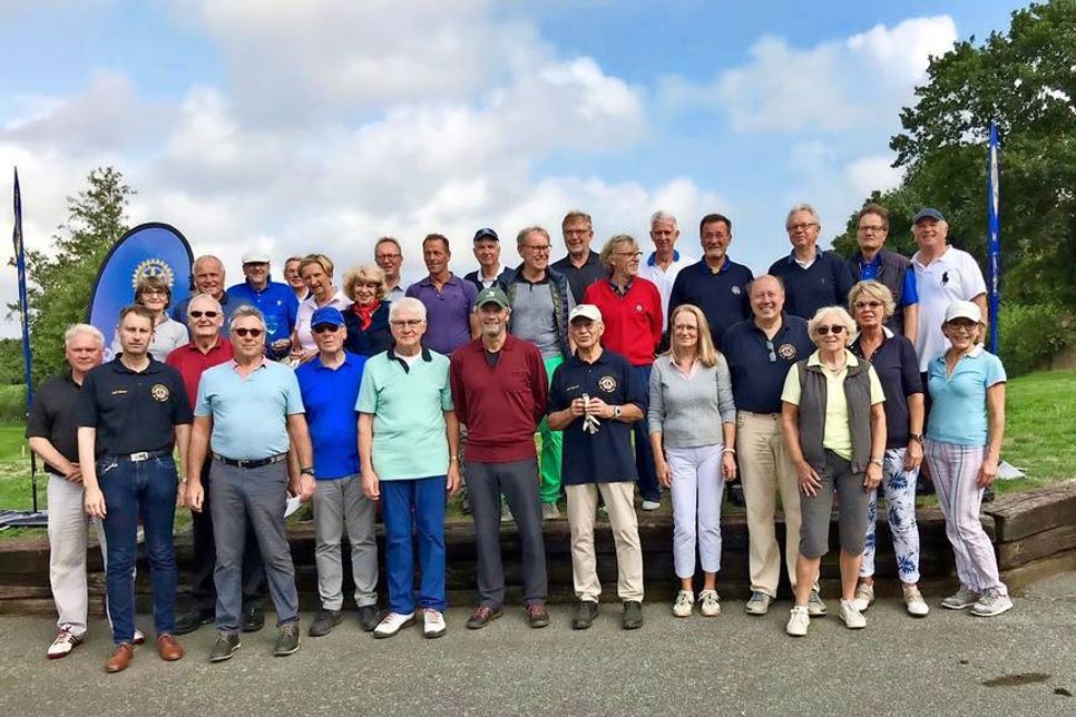 Golfer und Teilnehmer am Rahmenprogramm.