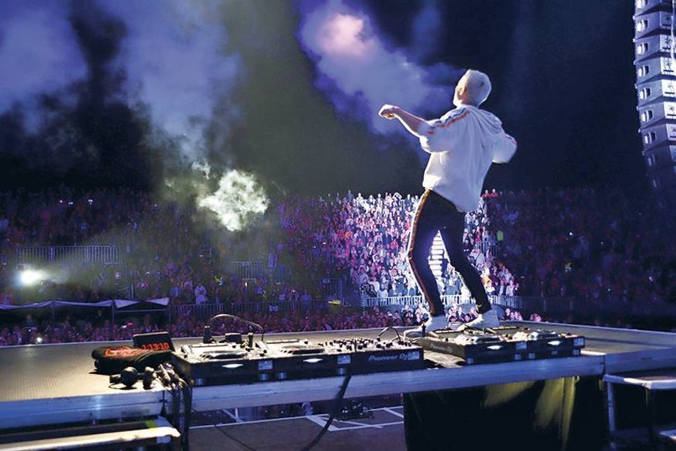 Felix Jaehn live in Timmendorfer Strand - mit Blick von der Bühne in die ausverkaufte Musik-Arena. (Foto: René Kleinschmidt)