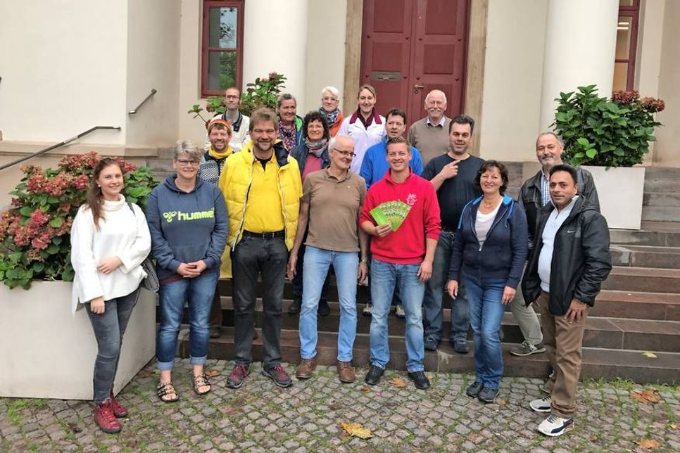 Neustädter Wochenmarkthändler überreichen Gutscheine für Aktion Kürbis schätzen.