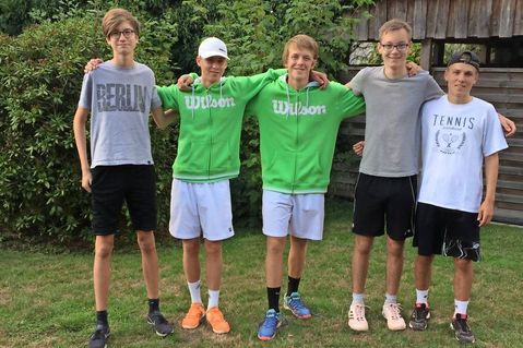 Neustadt. Durch ein 5:1 Erfolg über den TC GW Eutin erkämpften sich die 1. Junioren den Aufstieg in die höchste Spielklasse. Sebastian Böckenhauer, Felix Lehmann, Jonas Schüler, Marten Köppe und Jarne Schulz waren am Erfolg beteiligt. (red)
