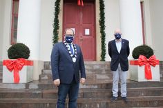 In diesen Zeiten ein gewohntes Bild: Bürgervorsteher Sönke Sela (re.) und Bürgermeister Mirko Spieckermann mit Mund-Nasen-Bedeckung vor dem Rathaus.